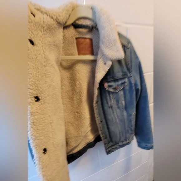 Levi’s Classic Blue Denim Jacket with Sherpa Lining - Picture 4 of 8